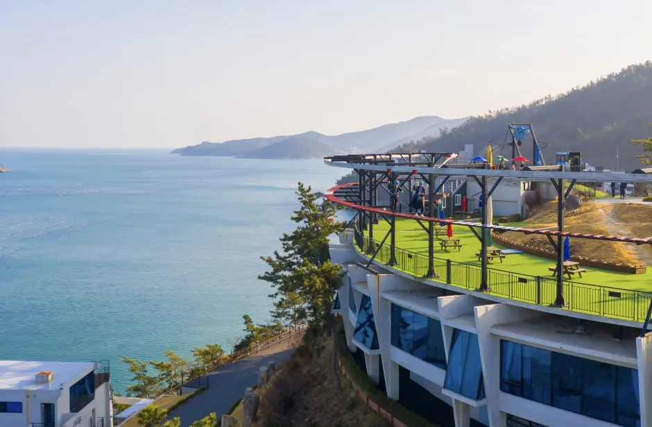 바다풍경-레일위를걷는사람-스카이워크풍경