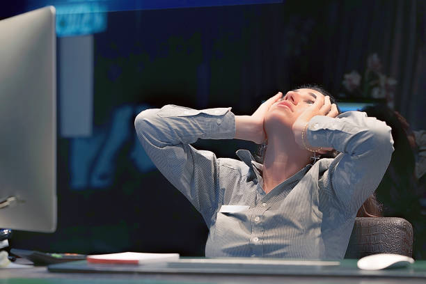 컴퓨터 앞에서 머리를 감싸며 집중하지 못하는 직장인