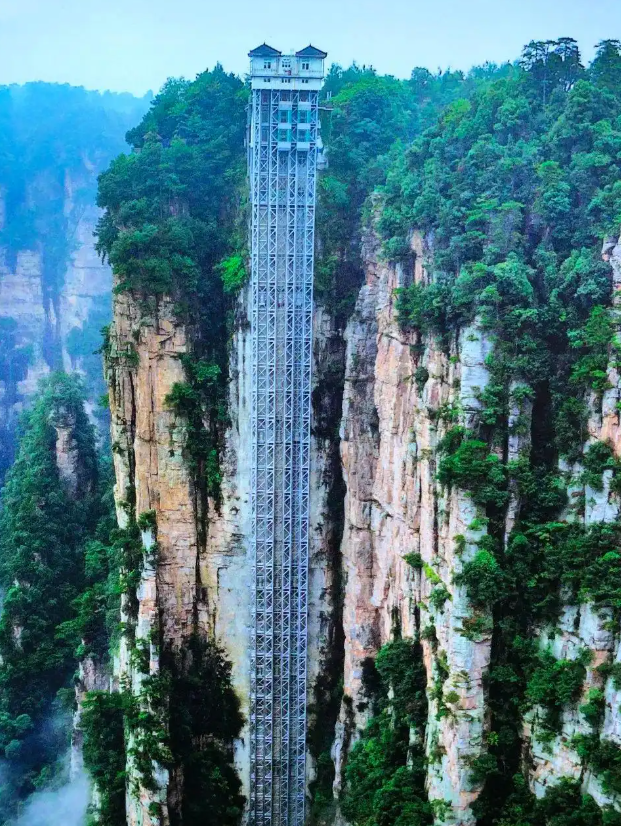 중국 장가계에 있는 백룡 엘리베이터