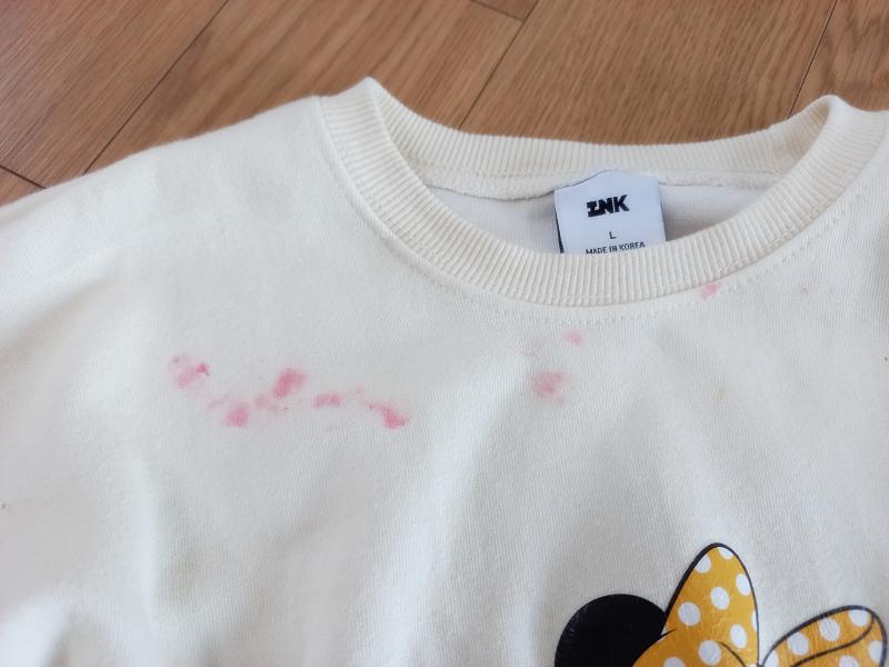 흰옷에 빨간 얼룩