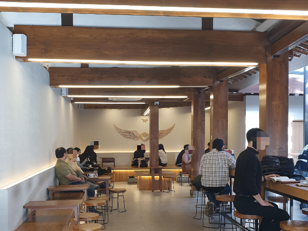 저 뒤에는 대청마루 스타일 좌식 공간&amp;#44; 왼쪽 벽면에는 테이블형 좌석