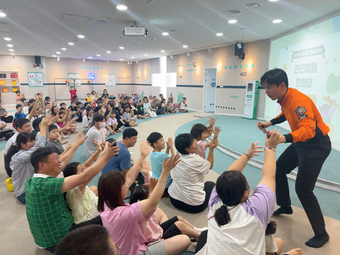 다문화가족 아버지들, 빛고을국민안전체험관서 자녀와 안전교육 '구슬땀' - 송원대학교