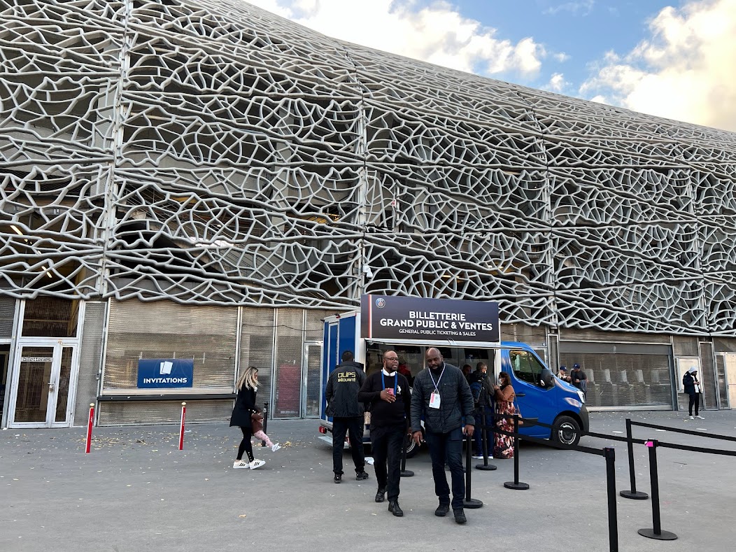 경기장앞에세워진티켓차량