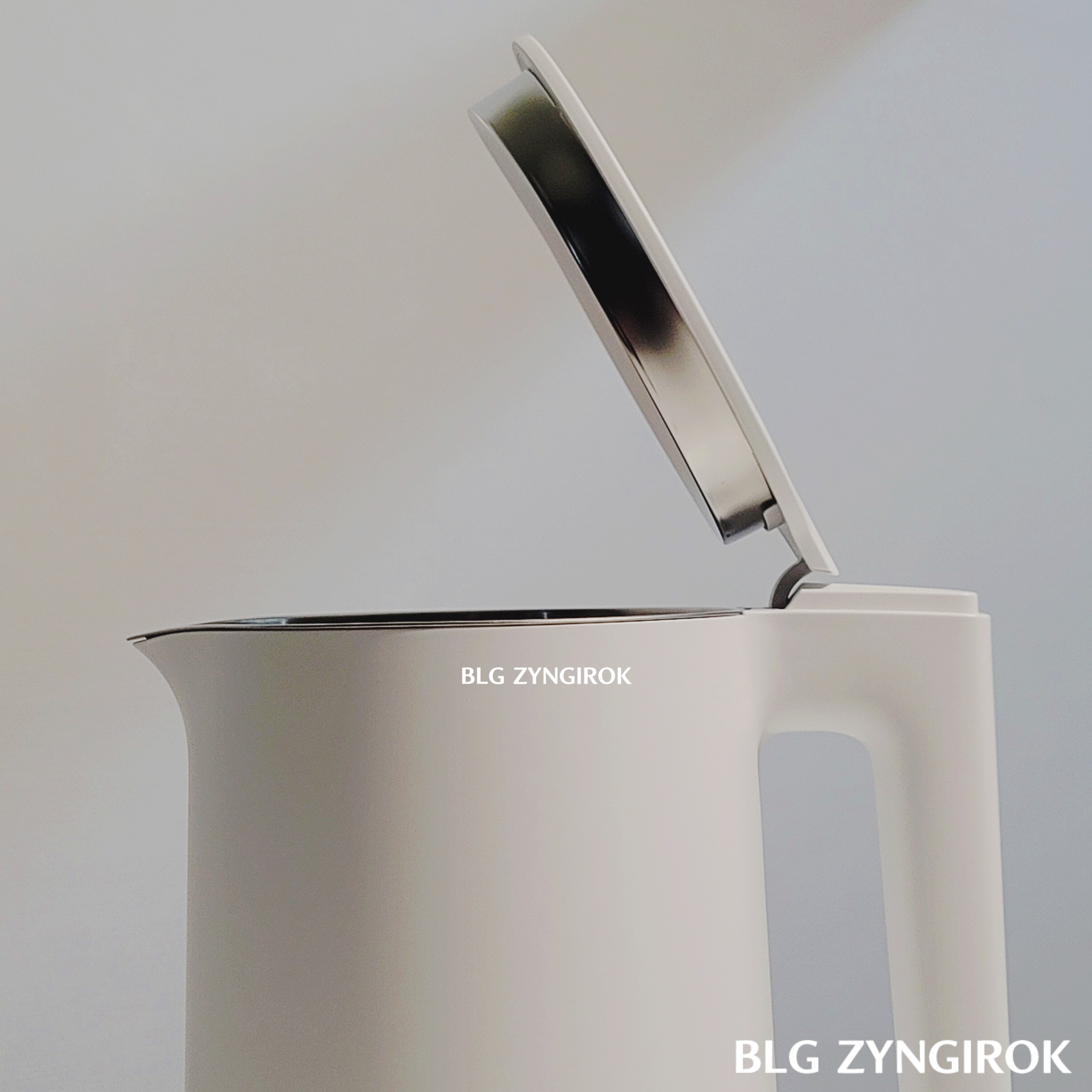 샤오미 전기포트 뚜껑을 연 옆모습이다.