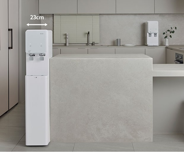 거실에-스탠드형-정수기와-데스크형-정수기가-있습니다.