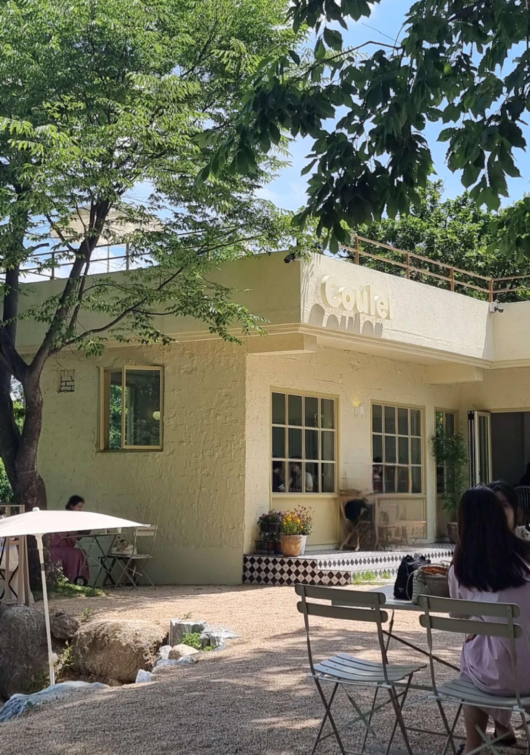 코울러 카페 야외 마당