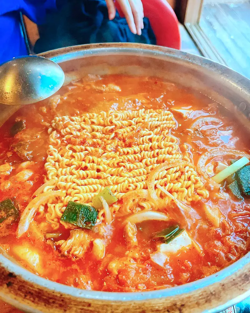 돈 잘버는 젊은사장 김치찌개 순대볶음 계란말이 홍대 레트로 패피 패션 소품 옷가게 사장님이 하는 실내포차 포장마차 맛집 서장훈 주우재 추천 소개