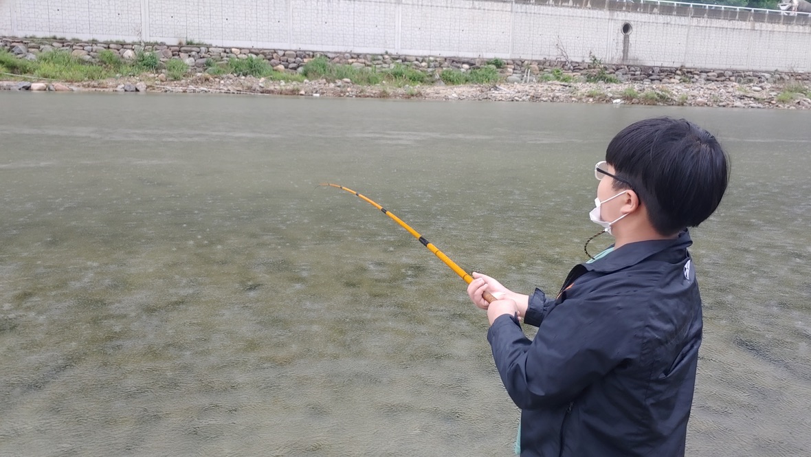 냇물에 낚시대를 던진 모습