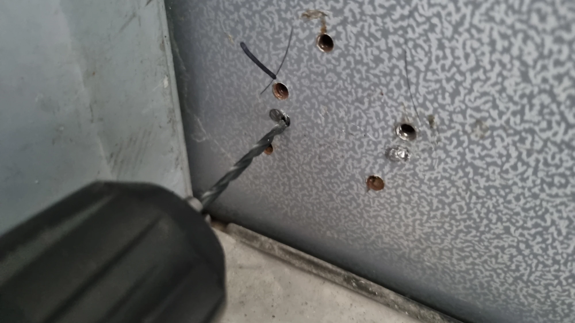 스토퍼 나사못 구멍 뚫는 모습