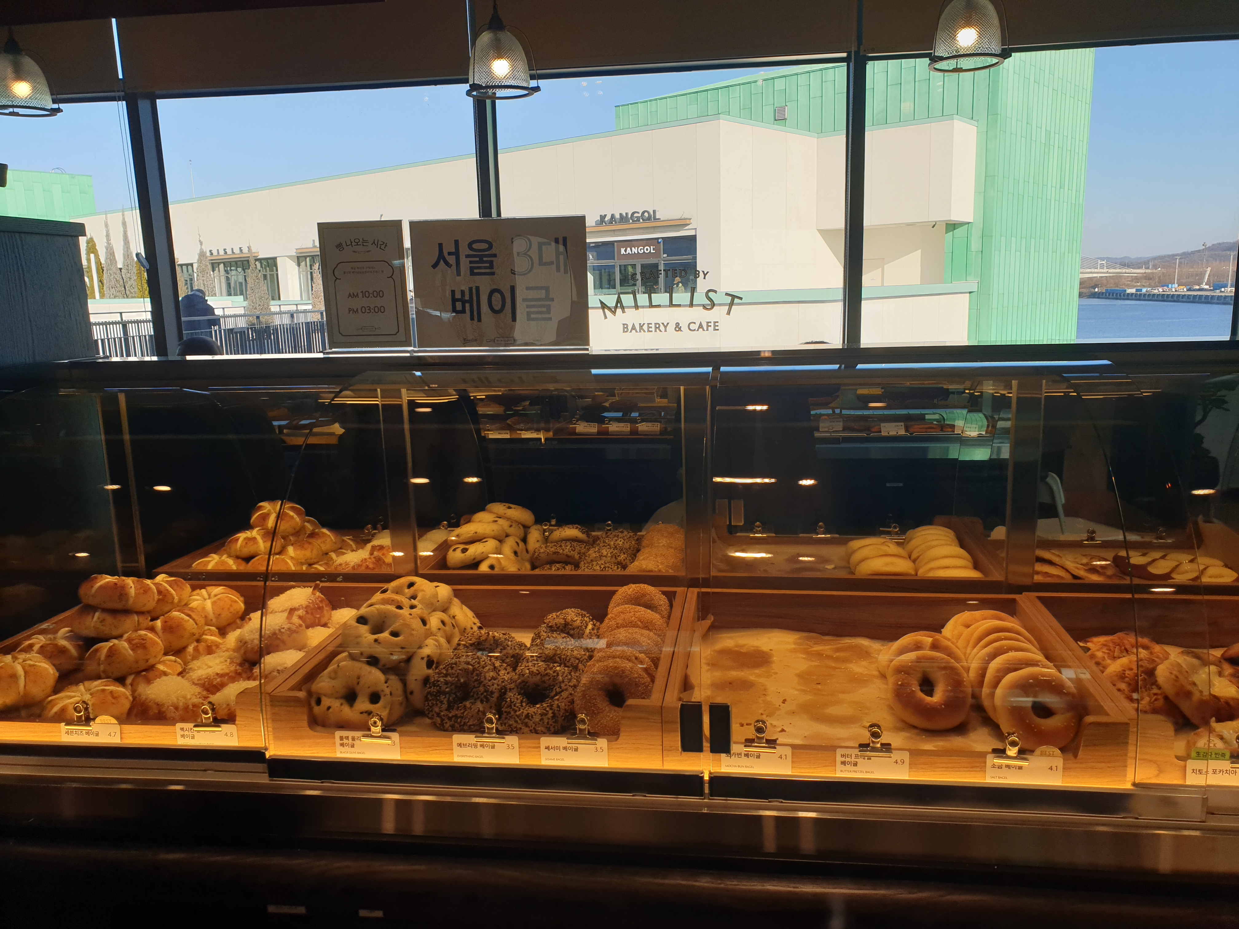 육쪽베이글 등 특이한 베이글이 놓인 코너