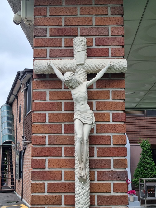 서울 신대방동성당에 있는 십자고상입니다.