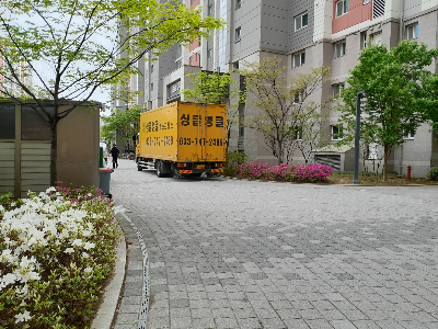 노란색 이삿짐 차량