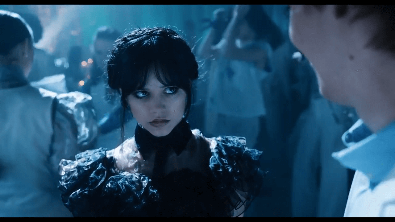 넷플릭스 드라마 '웬즈데이 시즌 1' 4화 - 까마귀 무도회에 참가한 웬즈데이