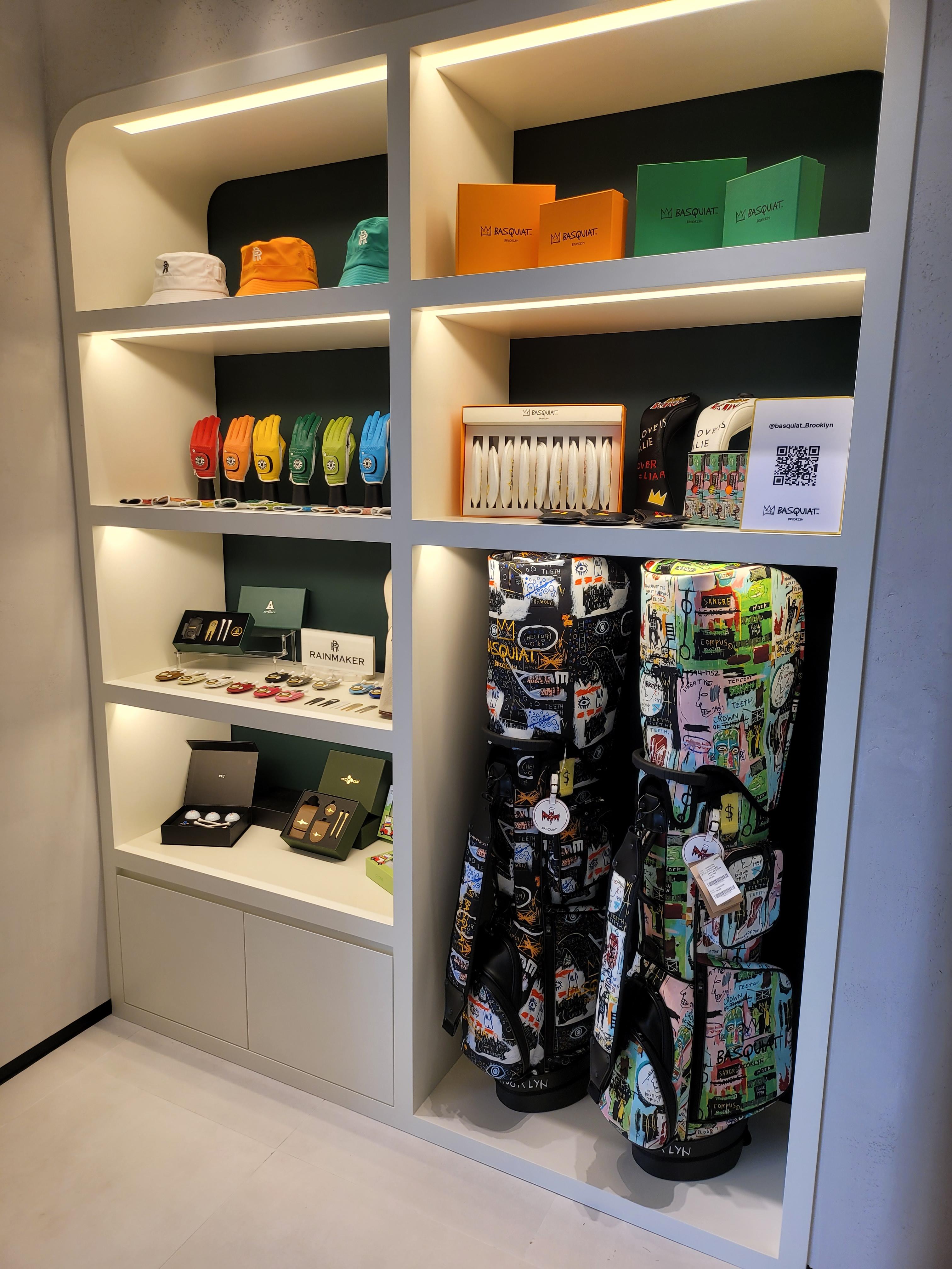 디 어프로치 입구 바스키아 매대