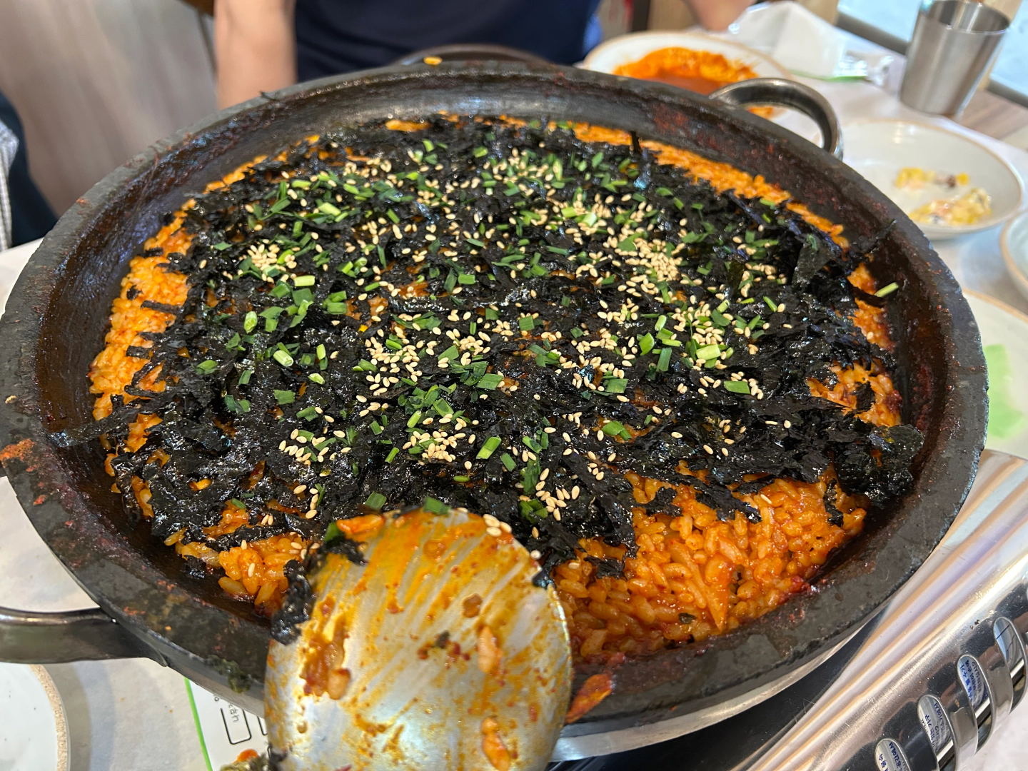 볶음밥을 보여주는 이미지