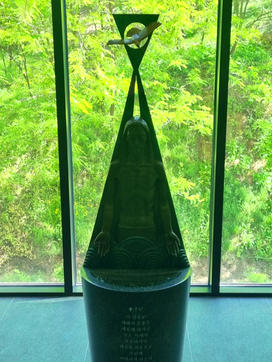 사진은 전주 권상연성당(효자4동성당)에 있는 성수대입니다.