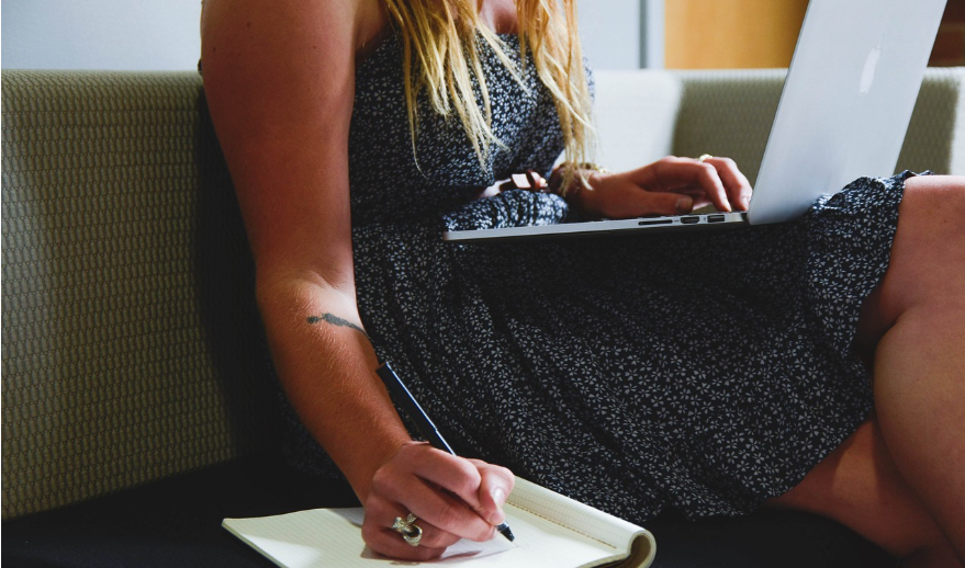 글을 쓰는 여성 이미지