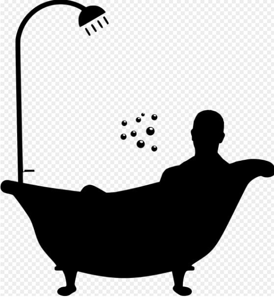 욕조에 누워 있는 남성