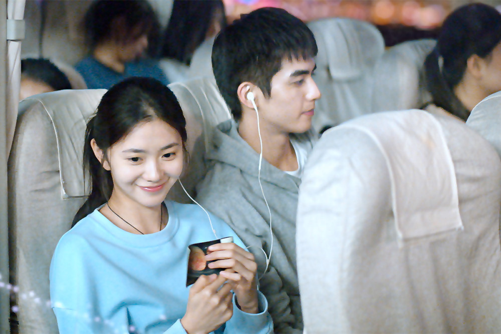 이어폰을 함께 끼고 노래를 듣는 모습