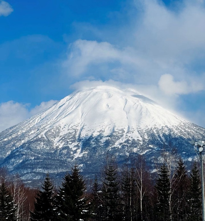훗카이도 니세코 인근에 위치한 요테이산의 설경. 눈 덮인 산 정상이 푸른 하늘과 어우러져 웅장한 자연미를 자아낸다