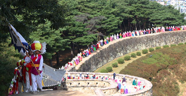 고창 모양성 성곽실을 걸어가는 축제 한 장면