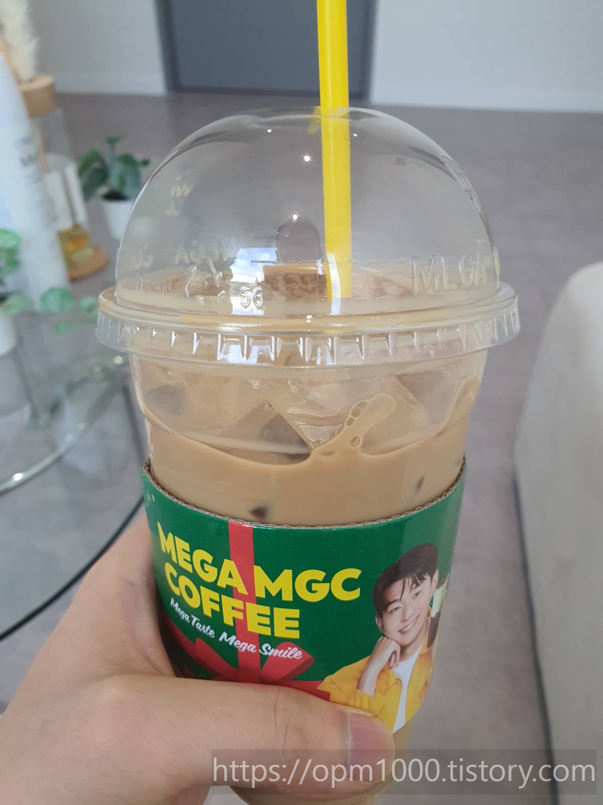 메가커피-할메가커피-테이크아웃-사무실-쇼파에서-마시기