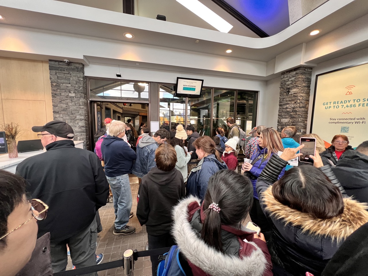 곤돌라 탑승 입구에서 대기중인 수많은 관광객들