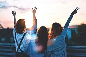 친구-세명-뒷모습