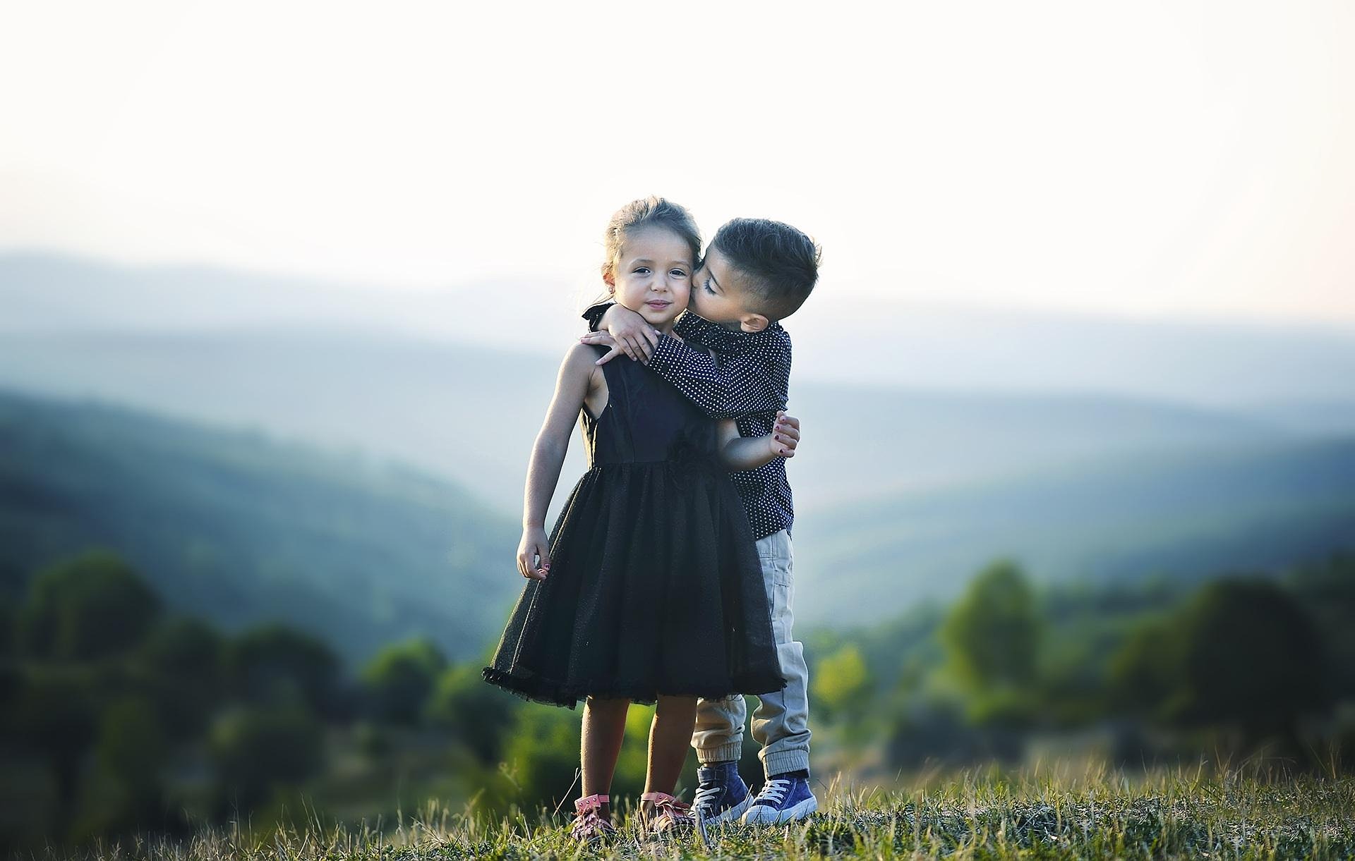 친구에게 사랑표현하는 아이