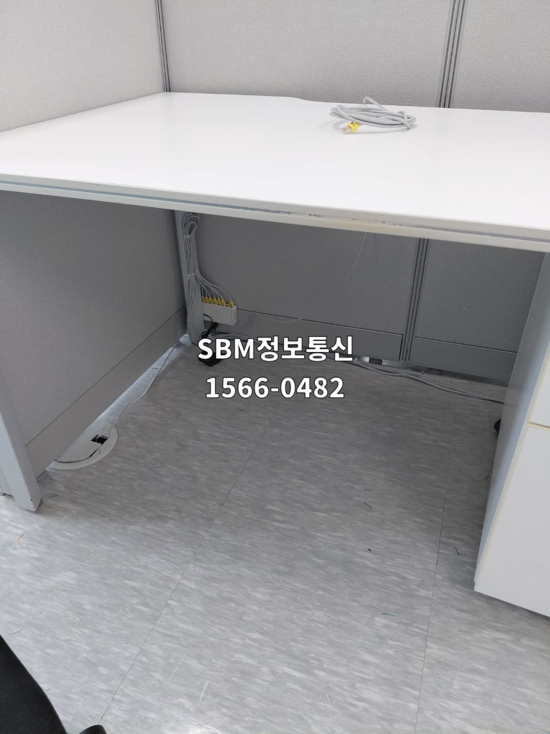 [현장 사진 1] 데스크 하부 프레임에 견고하게 마운트(Mounted) 된 스위치 허브 시공