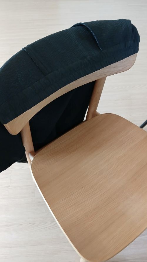 쫄리는 바지를 세탁, 탈수한 후 의자 등받이에 늘려서 씌움