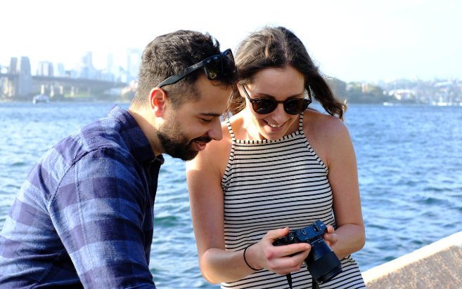 남자와-여자가-함께-카메라를-자세히-보고-있는-이미지