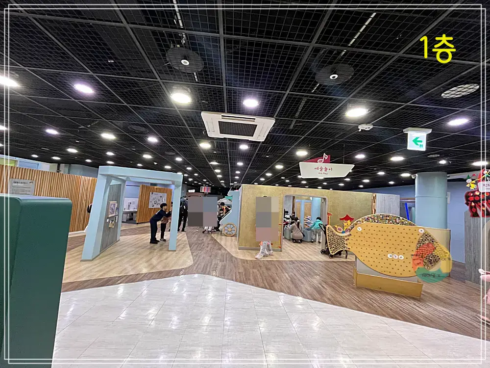 상상나라_1층-우드무늬타일바닥-파란색부스-체험장