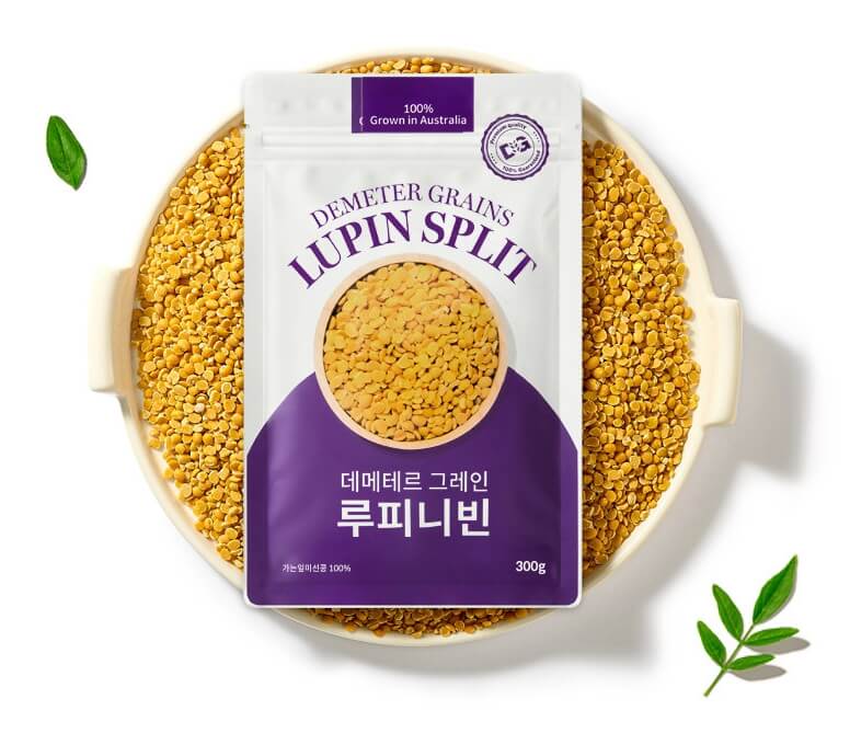 콩이 담긴 접시 위에 놓인 데메테르 그레인 루피니빈 1팩