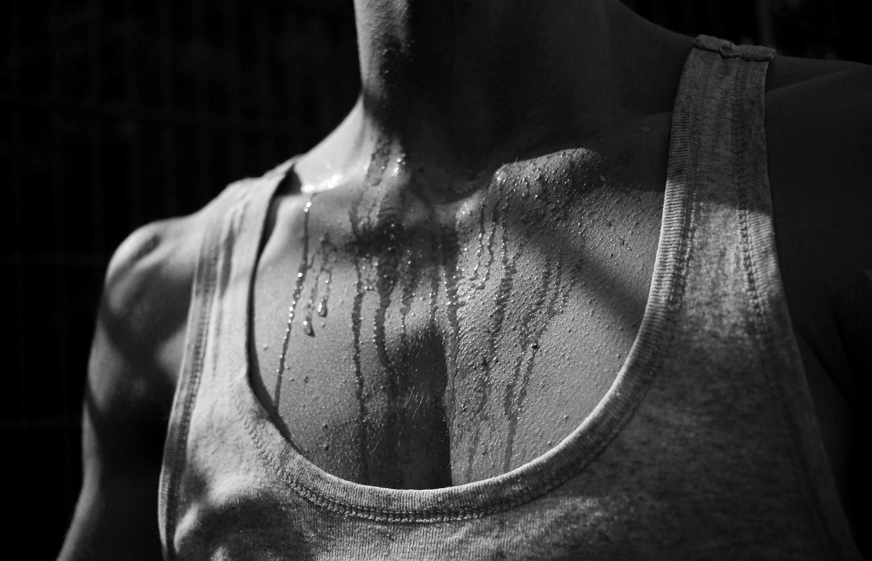 땀을 흘리고 있는 사람의 모습