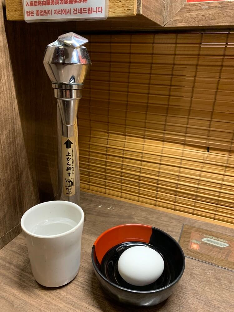 물이 나오는 음수대 및 컵