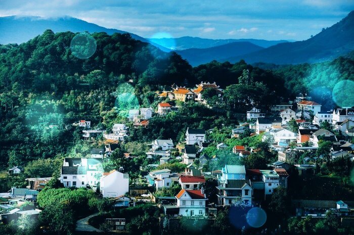 산아래-마을이-모여있는-풍경