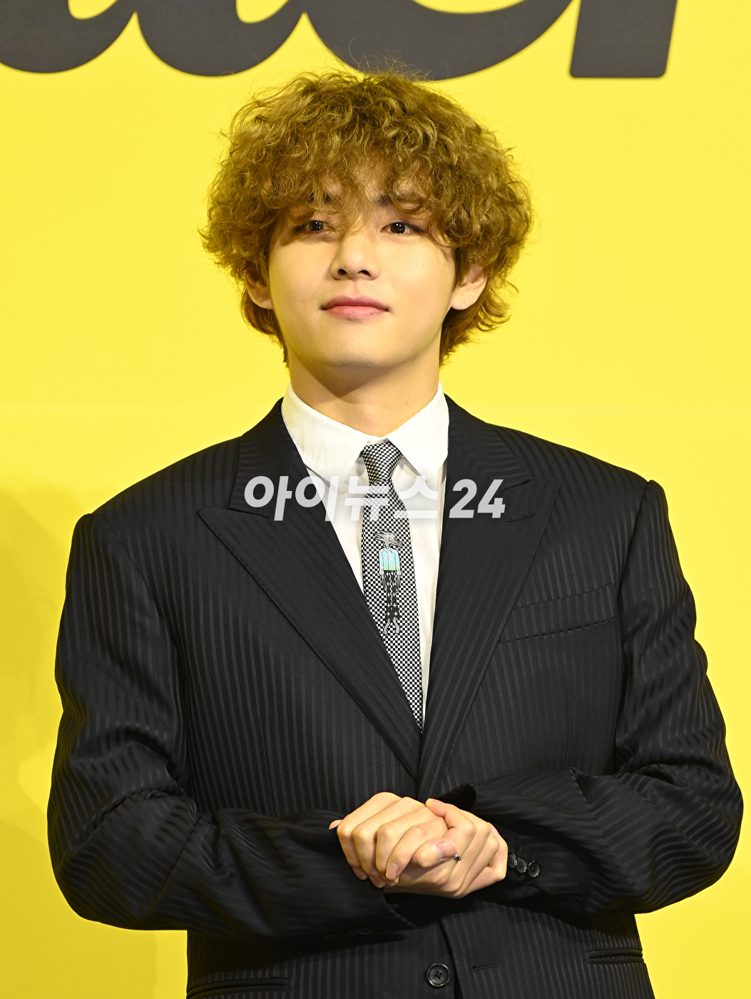 방탄소년단(BTS) 새 디지털 싱글 'Butter' 발매 기념 글로벌 기자간담회가 21일 오후 서울 송파구 방이동 올림픽공원 올림픽홀에서 열렸다. 방탄소년단 뷔(김태형)가 포토타임을 갖고 있다.