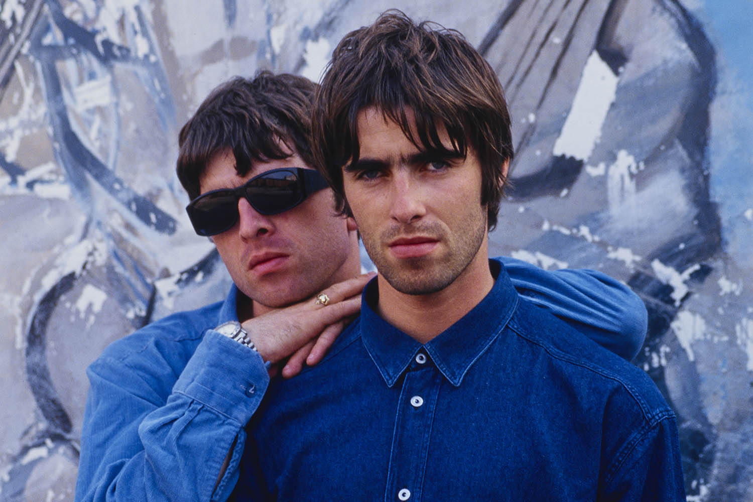 리암 갤러거 어깨에 손을 올린 노엘 갤러거