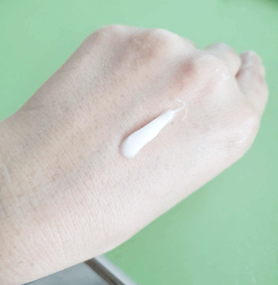 베리 순 크림을 덜어 손에 올려놓은 사진