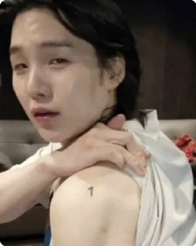 팬들이 고성을 질렀다는 슈가의 사진