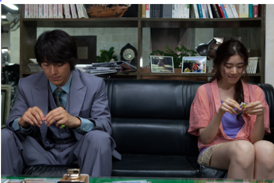 신인 시절 촬영 현장에서 미소 짓는 정은채