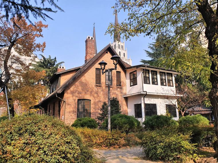 챔니스-주택-측면