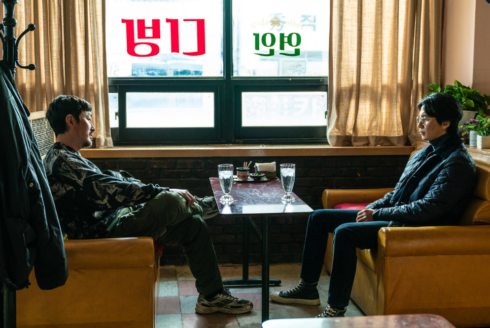 영화 브로큰 연인다방에서 마주한 민태와 호령