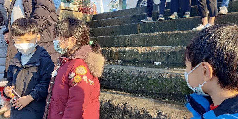 방파재에서 배를 기다리는 아이들