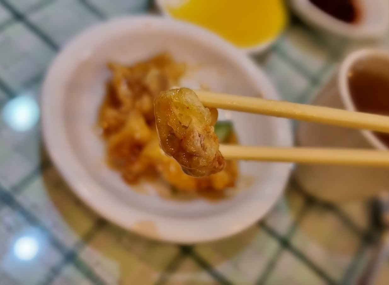 타웃육-먹는-모습