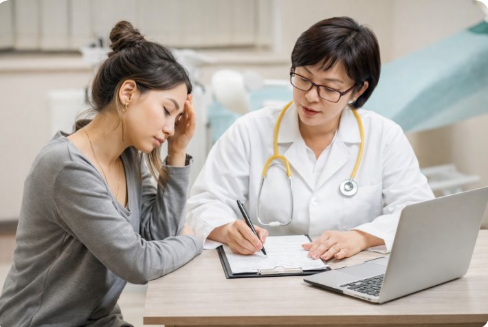 병원에서 의사가 환자와 상담하며 의료비 관련 서류를 작성하는 장면