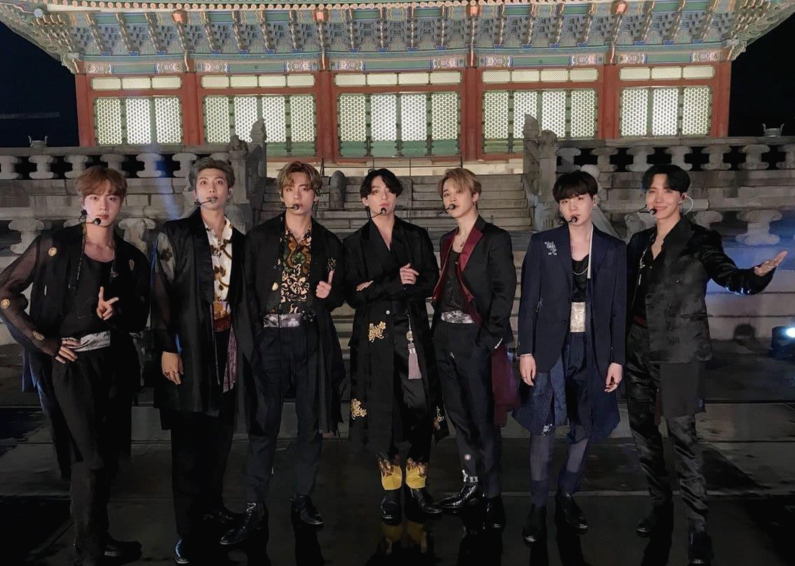 한복을 입고 있는 방탄소년단 모습