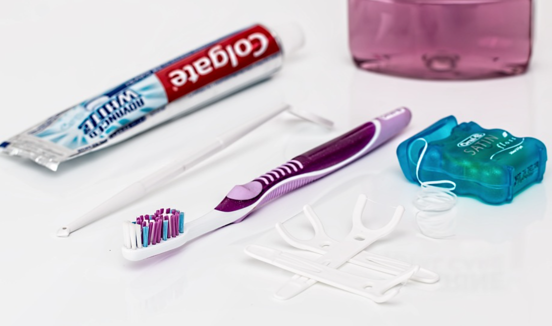 입냄새 제거에 도움을 주는 칫솔과 치약&#44; 그리고 혀클리너