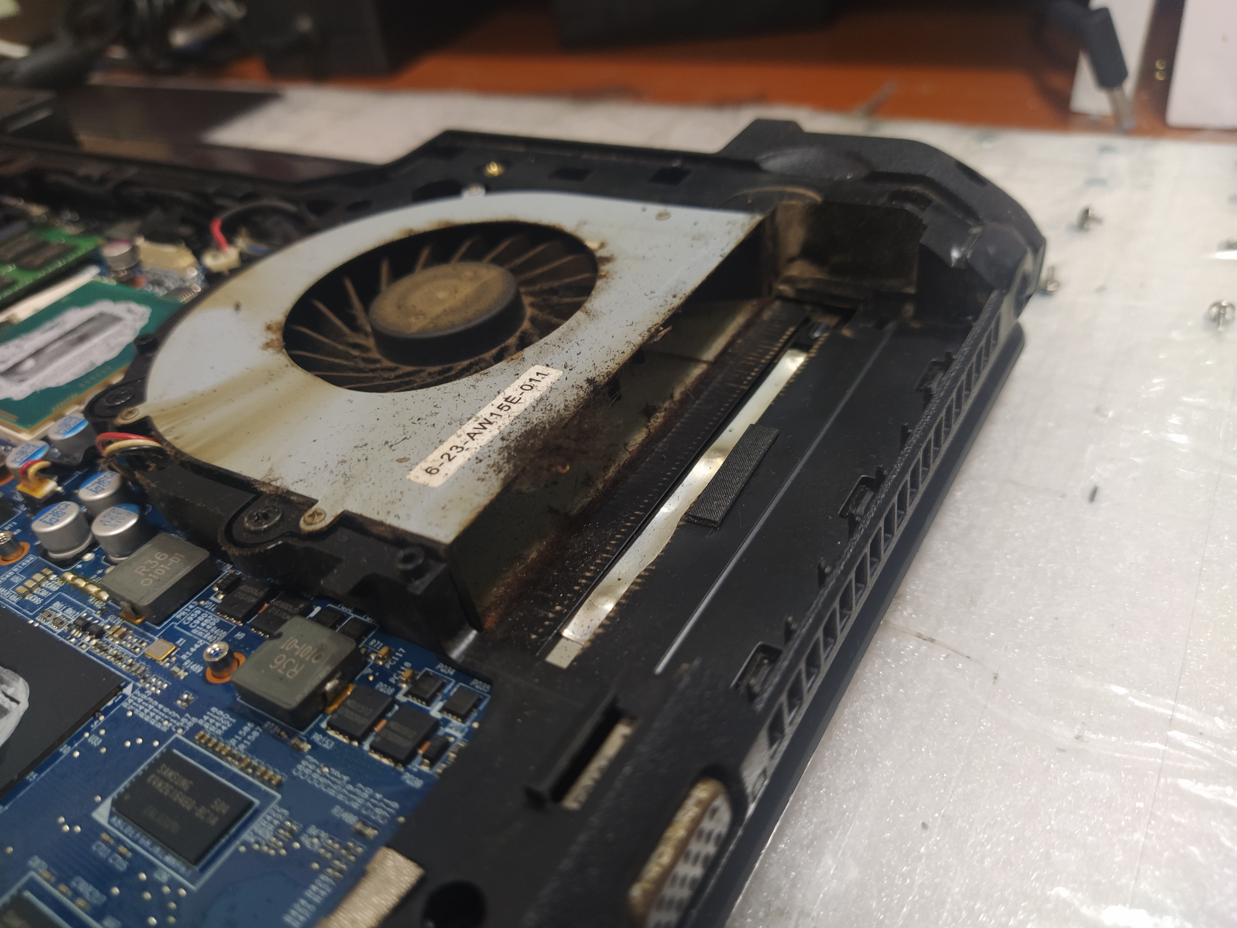 6-23-AW15E-011 노트북 쿨러의 먼지도 같이 제거했습니다.&nbsp;